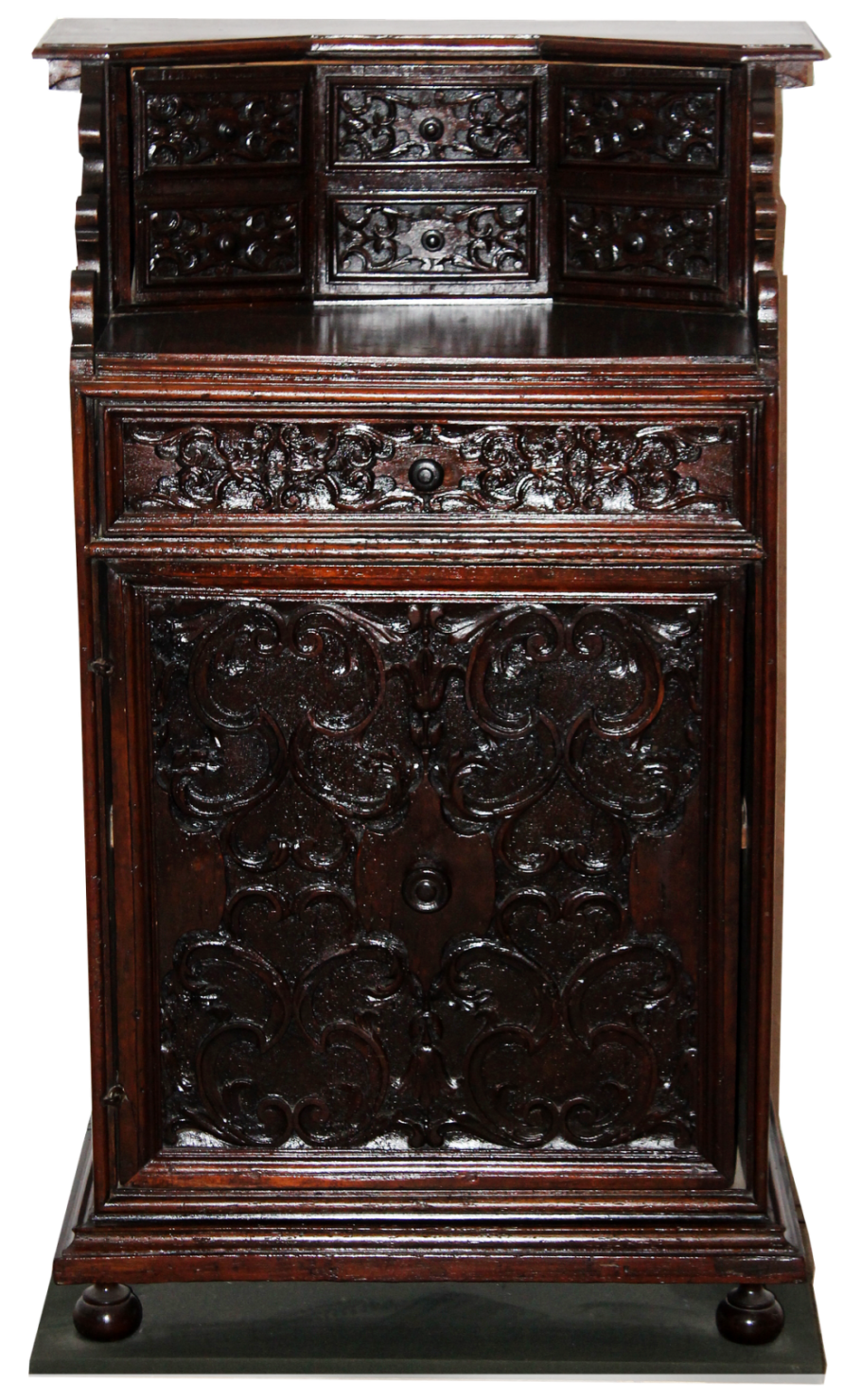 Шкаф с резьбой по дереву