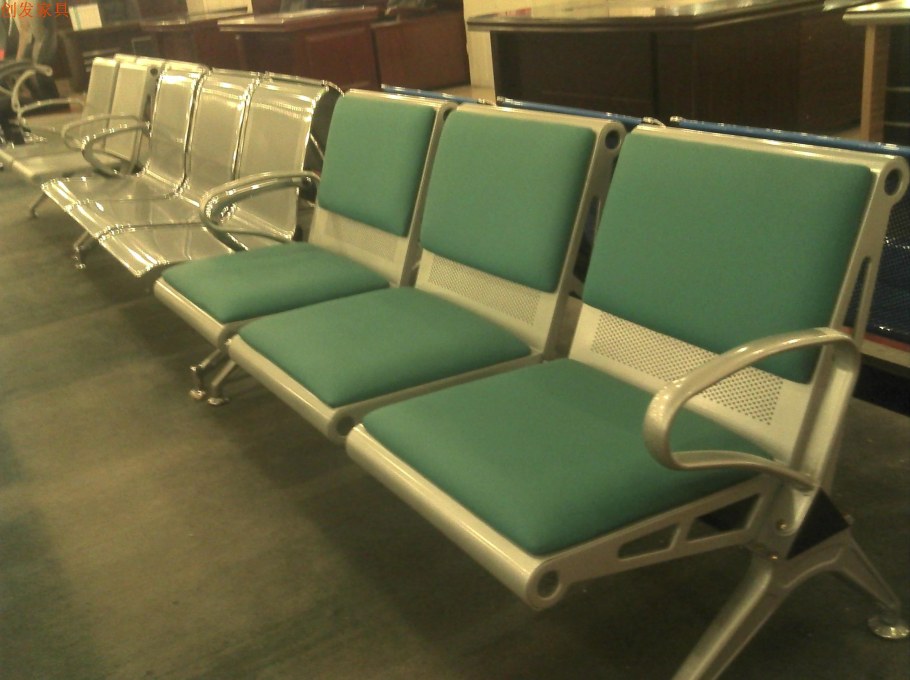 Диванчики в фойе