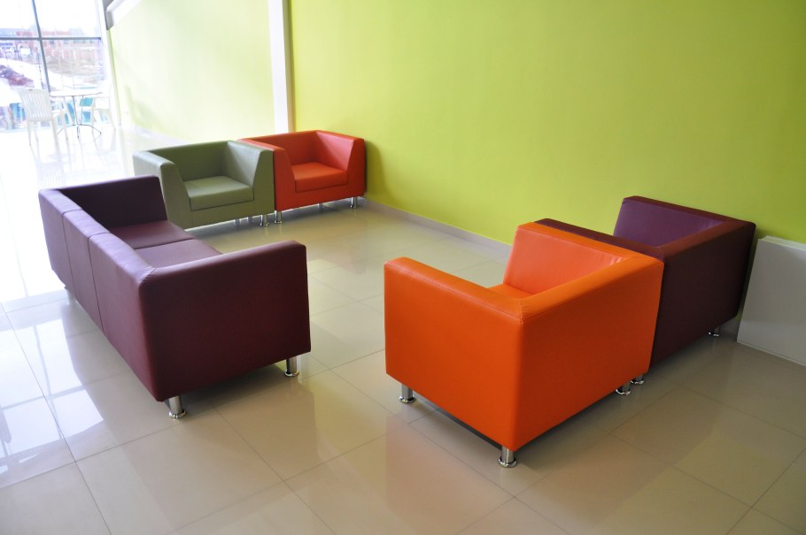 Мягкая мебель для офиса в интерьере