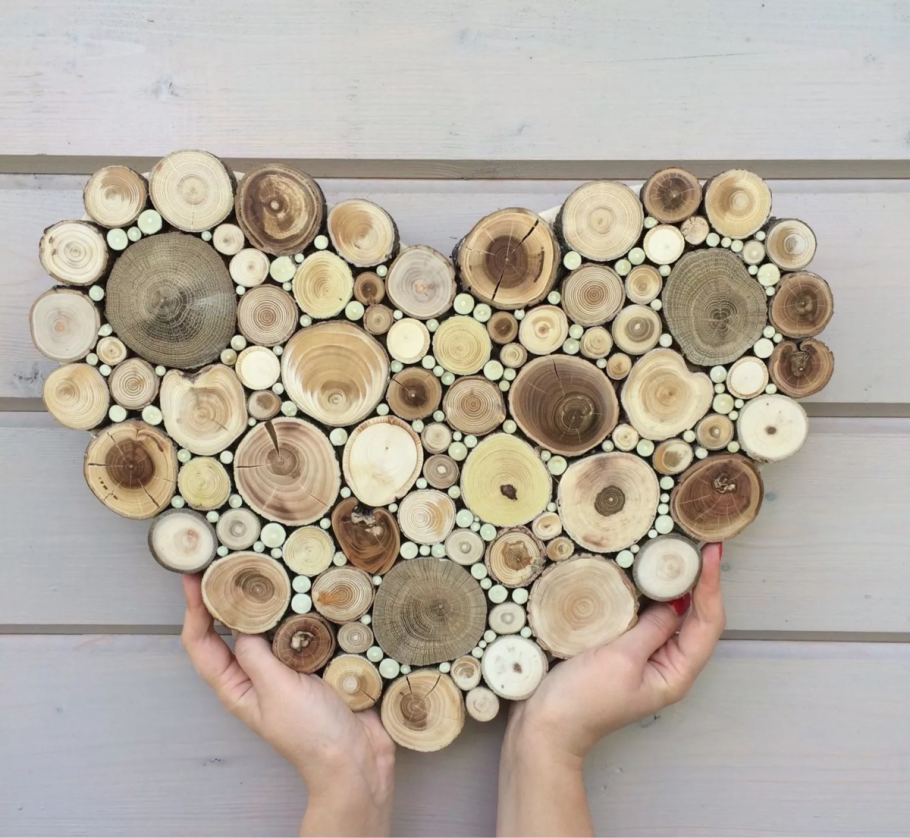 Паровоз клумба из бревен