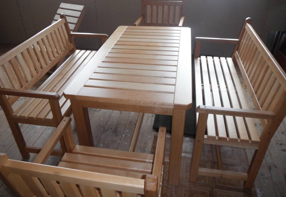 Деревянный диван для дачи