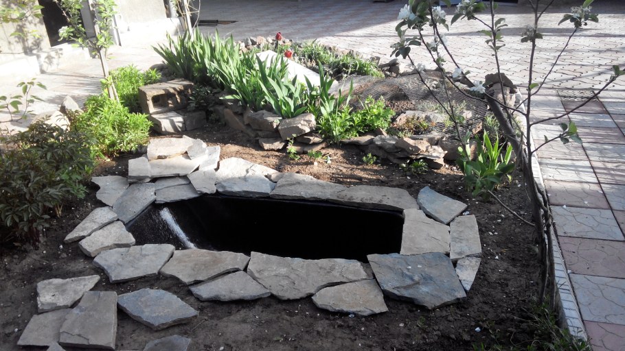 Прудик из ванной на даче