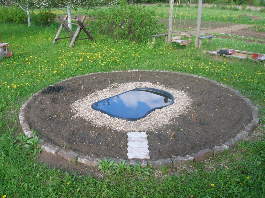 Маленький бассейн на даче из бетона