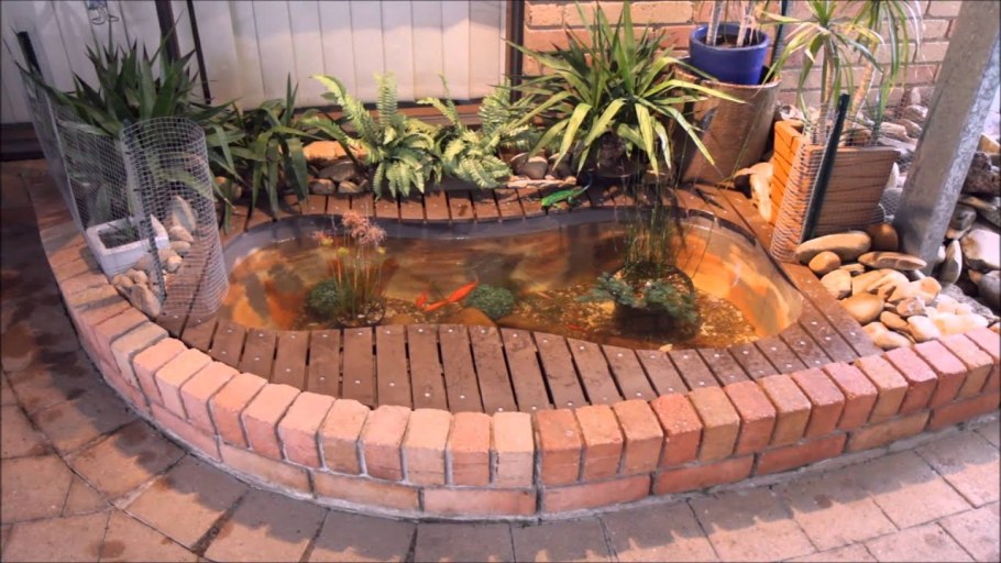 Прудик из старой ванны