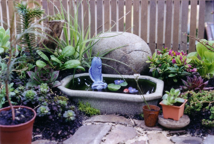 Прудик на даче из старой ванны