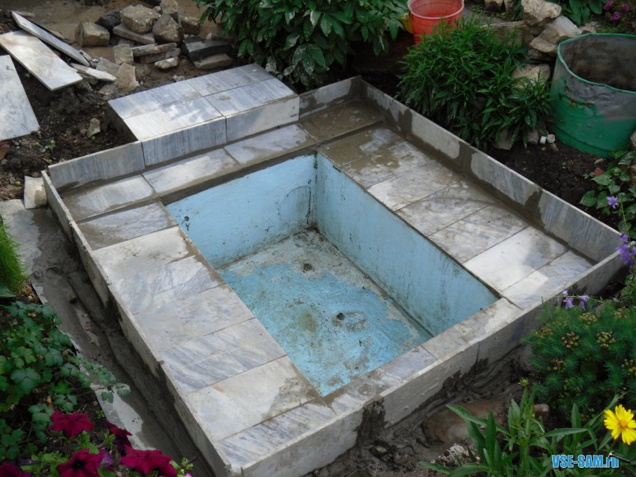 Маленький пруд в саду