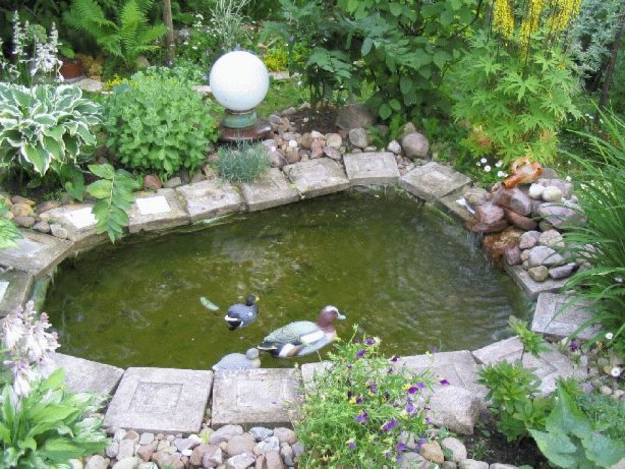 Старая чугунная ванна на даче