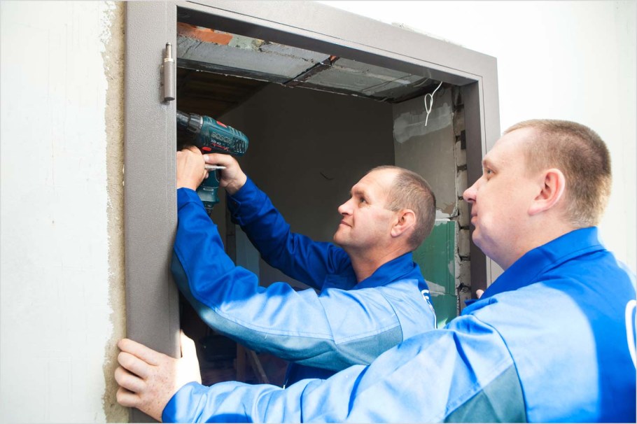 Мужчины монтируют дверь