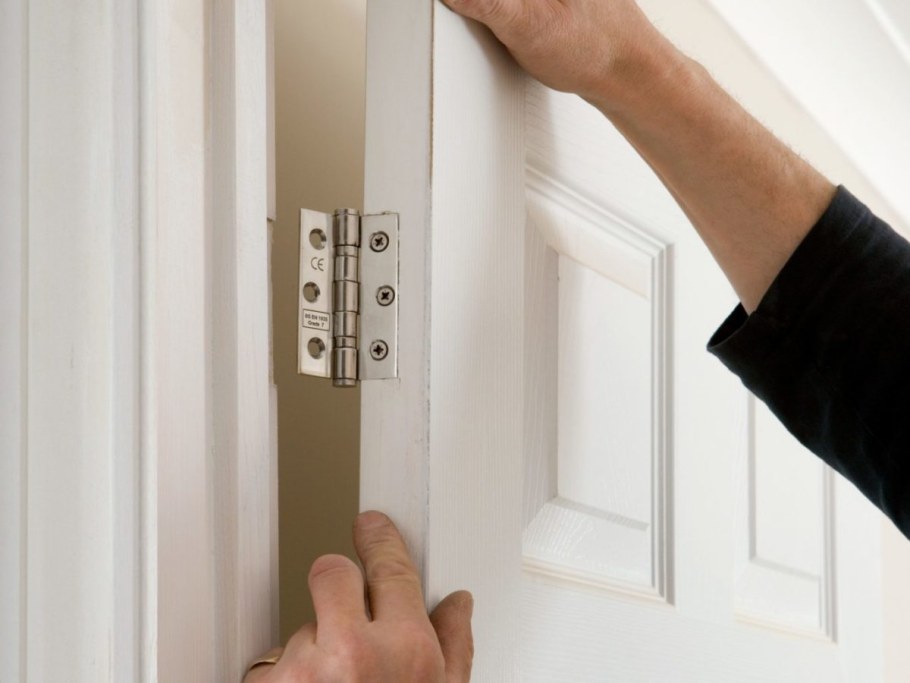 Монтаж межкомнатных дверей