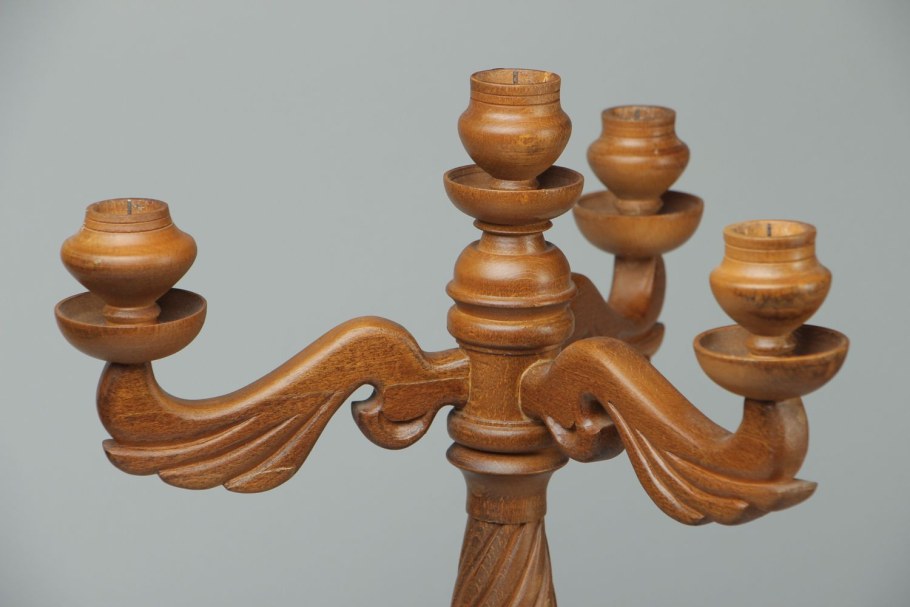 Подсвечник из дерева