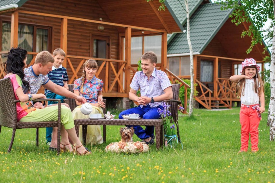 Люди отдыхают на даче