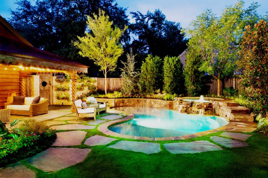 Патио хвойники у забора