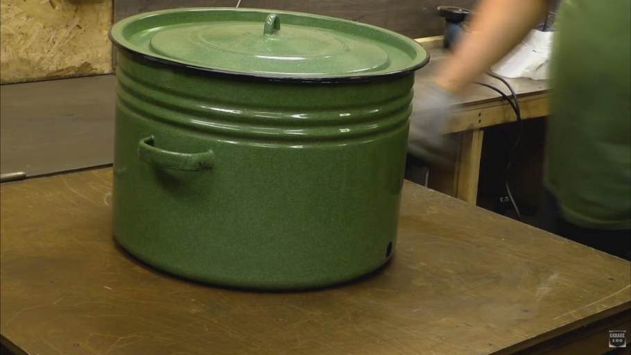 У гаражей с кастрюлей