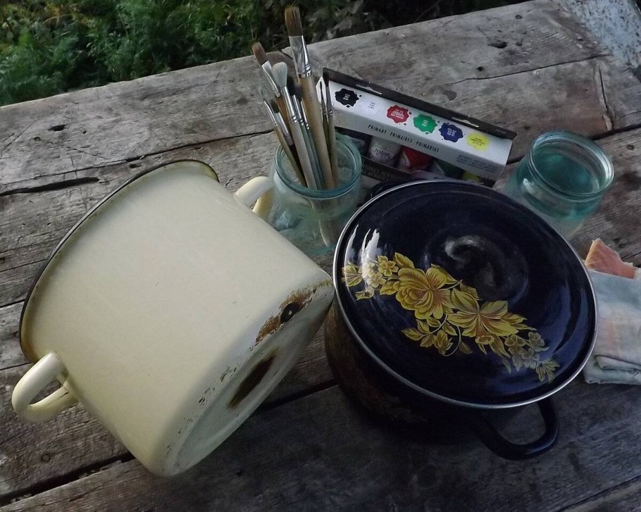 Эмалированная кастрюля Старая