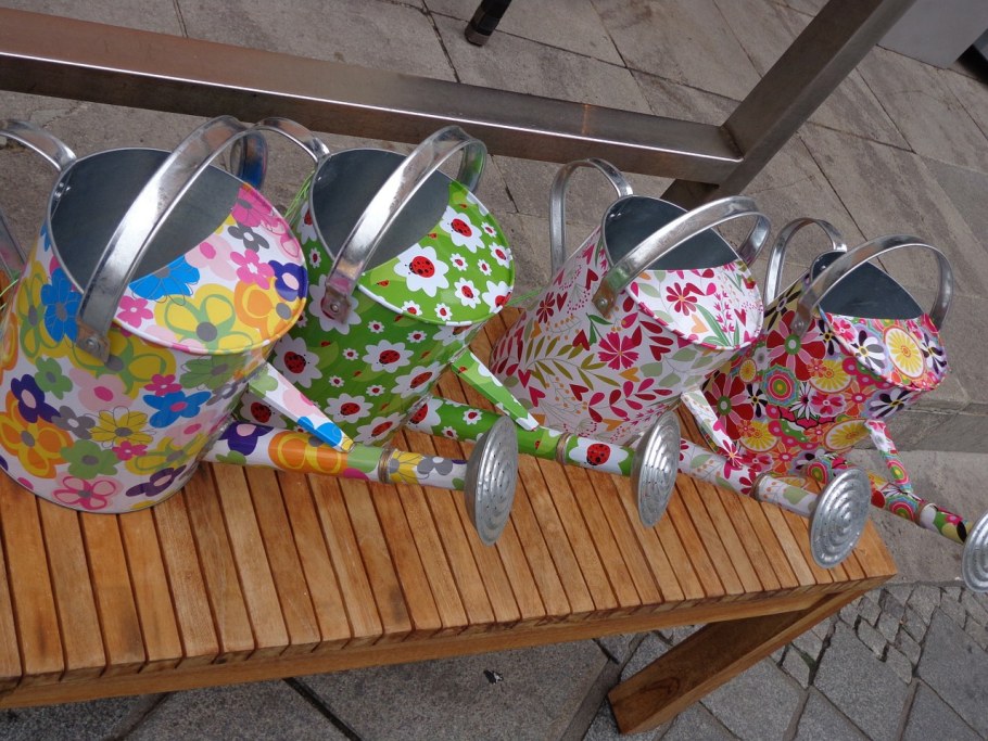 Поделки из лейки для сада своими