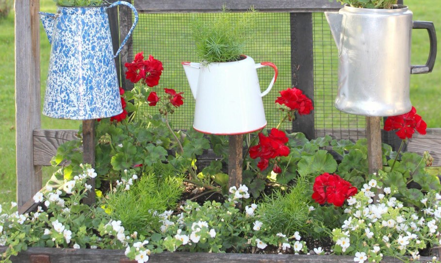 Цветники из старой посуды