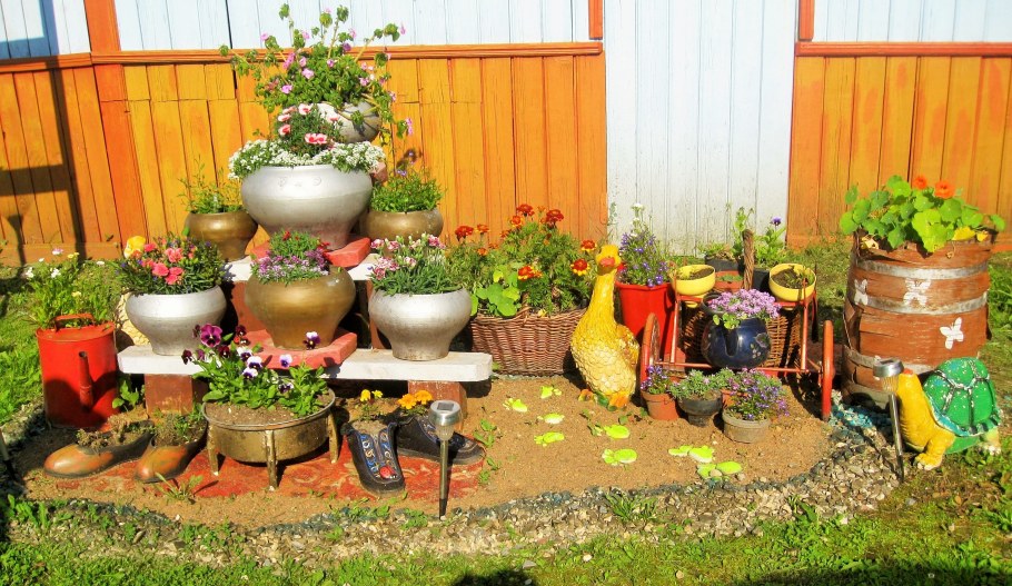 Клумбы из старых кастрюль