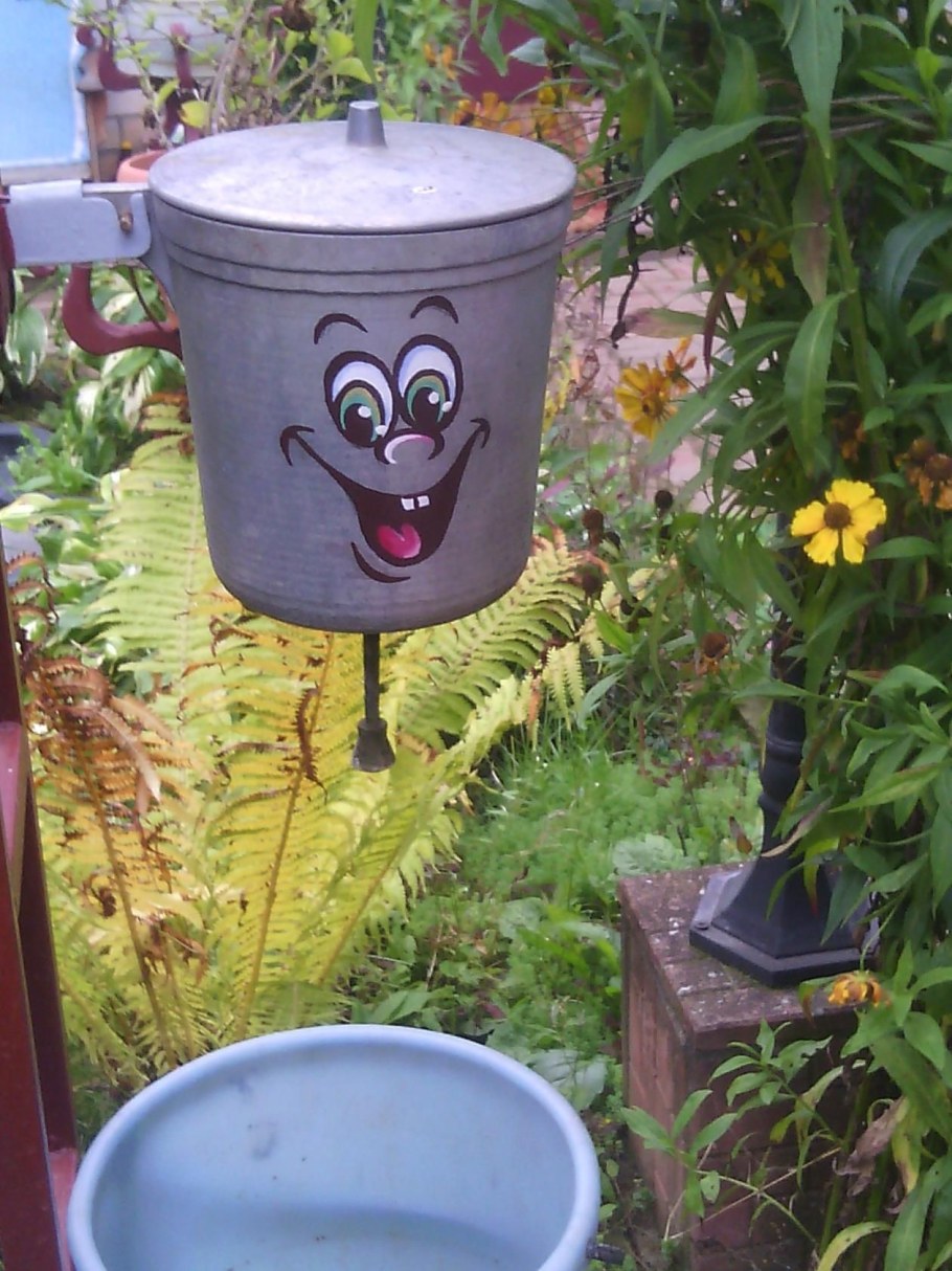 Разрисованные бочки на даче