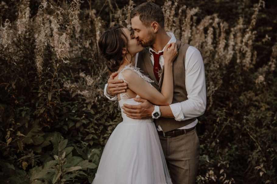 Жених и невеста в стиле рустик