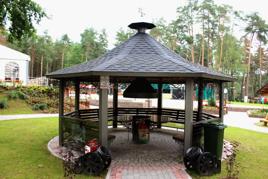 Круглая беседка с барбекю