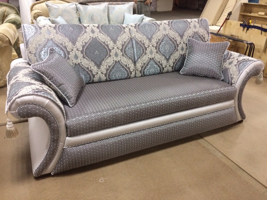 Мягкая мебель с красивой обивкой