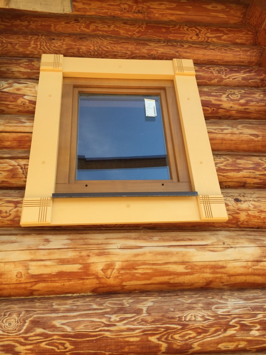 Деревянный дом с коричневыми окнами