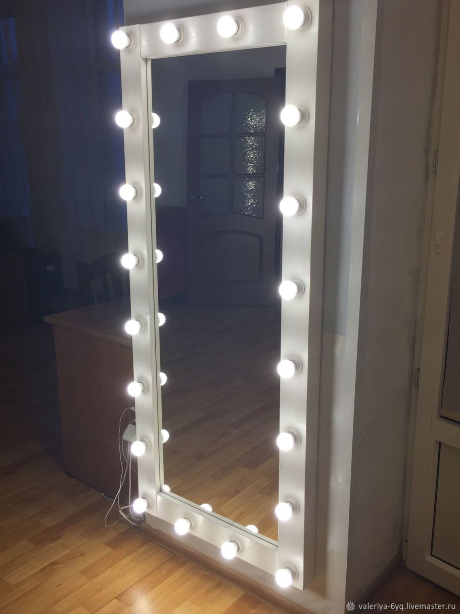 Зеркало с подсветкой на белом фоне