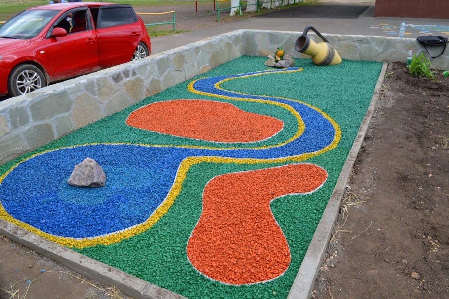 Цветная щебенка для клумб