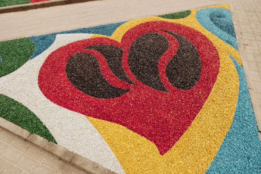 Цветная щебенка для клумб