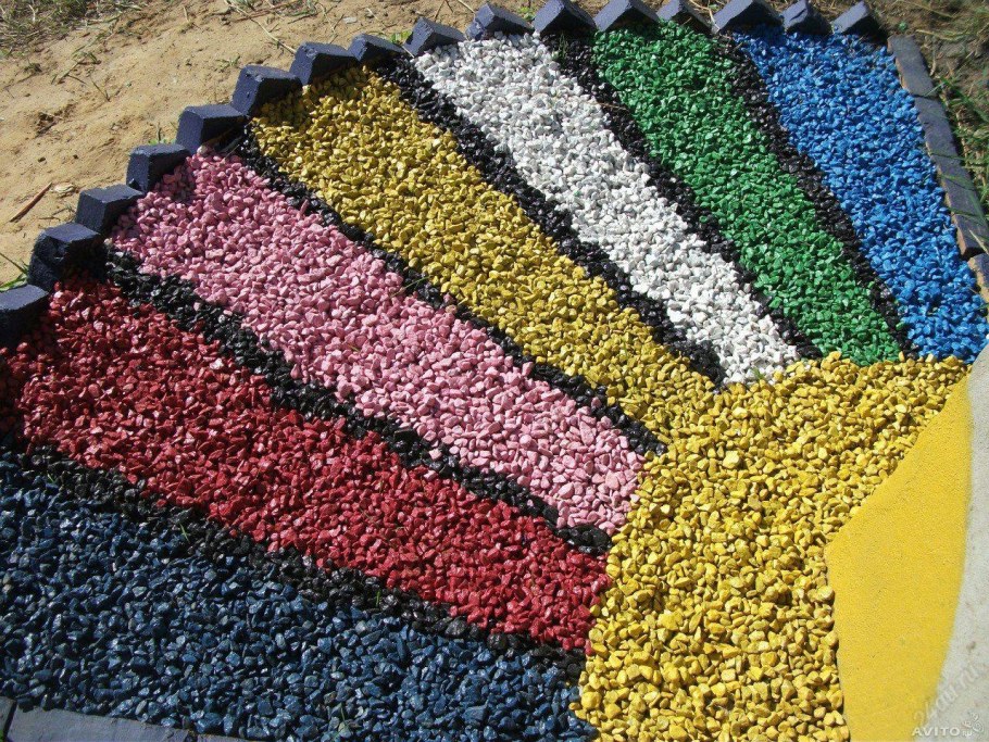 Альпийская горка с цветными камнями