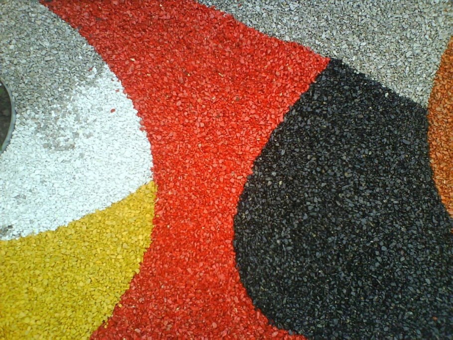 Цветные камушки для клумбы