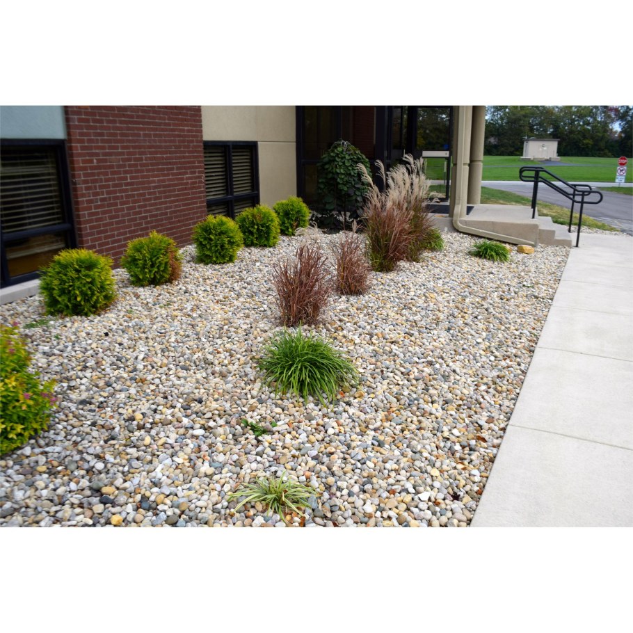 Мульчирование гранитной щебенкой