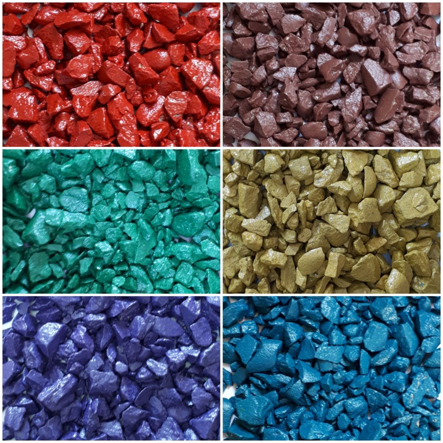 Цветной щебень на клумбе