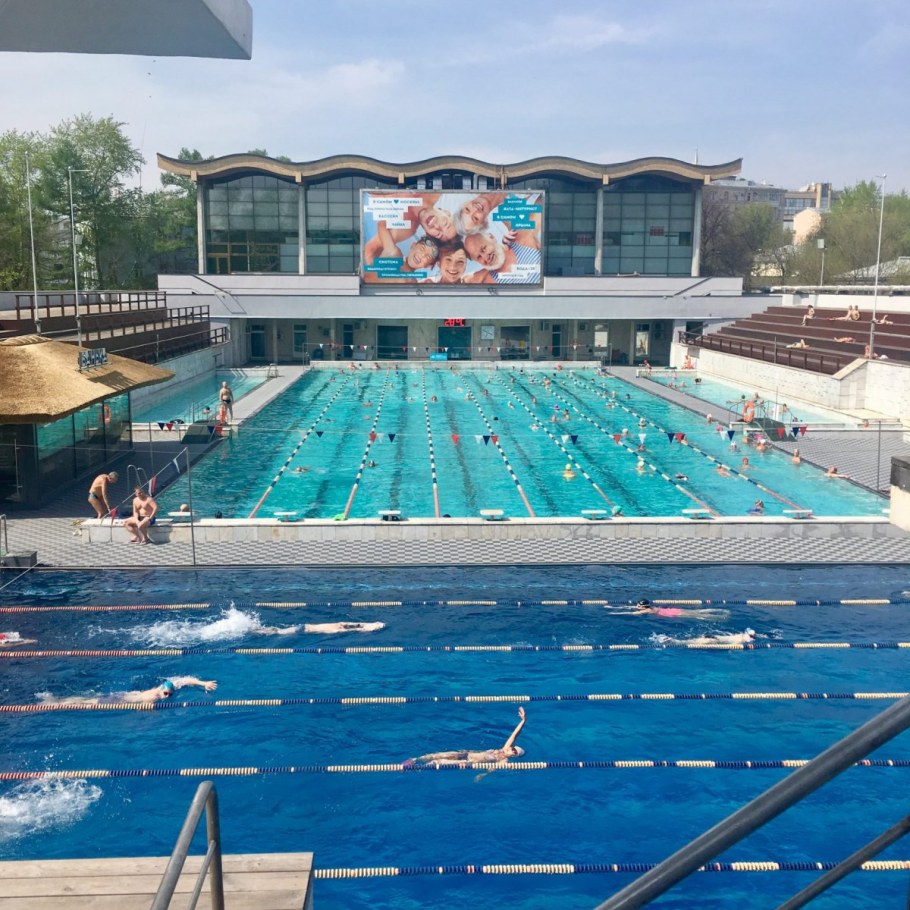 Открытый бассейн в Москве храм Христа Спасителя