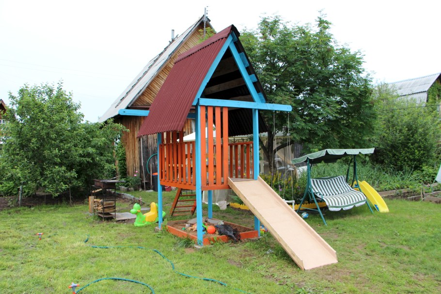 Простые постройки на детской площадке
