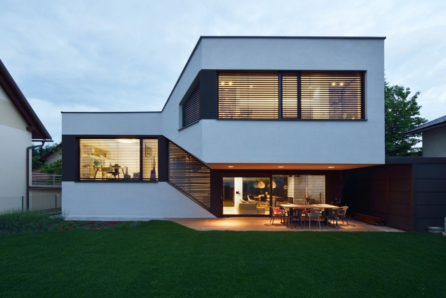 Дом с мансардой и мезонином