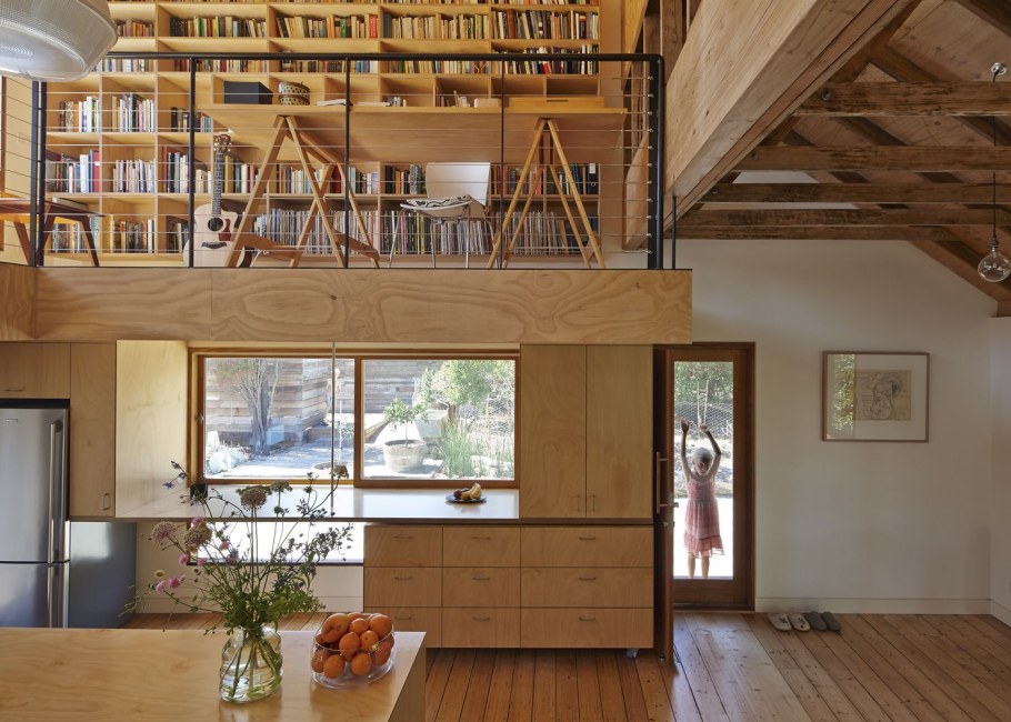 Мезонин внутри деревянного дома