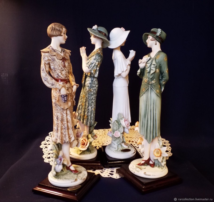 Парные фарфоровые статуэтки ,Capodimonte ,Италия