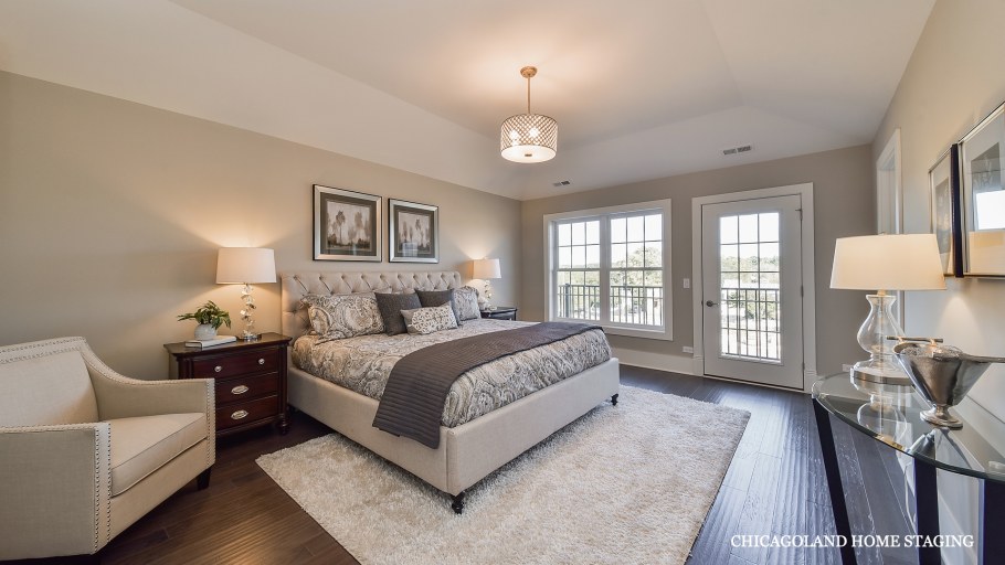 Хоумстейджинг спальни с серыми стенами