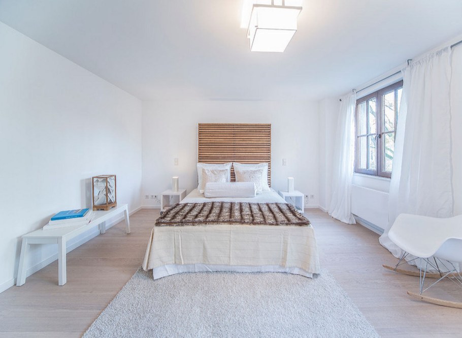 Картины в спальне напротив кровати