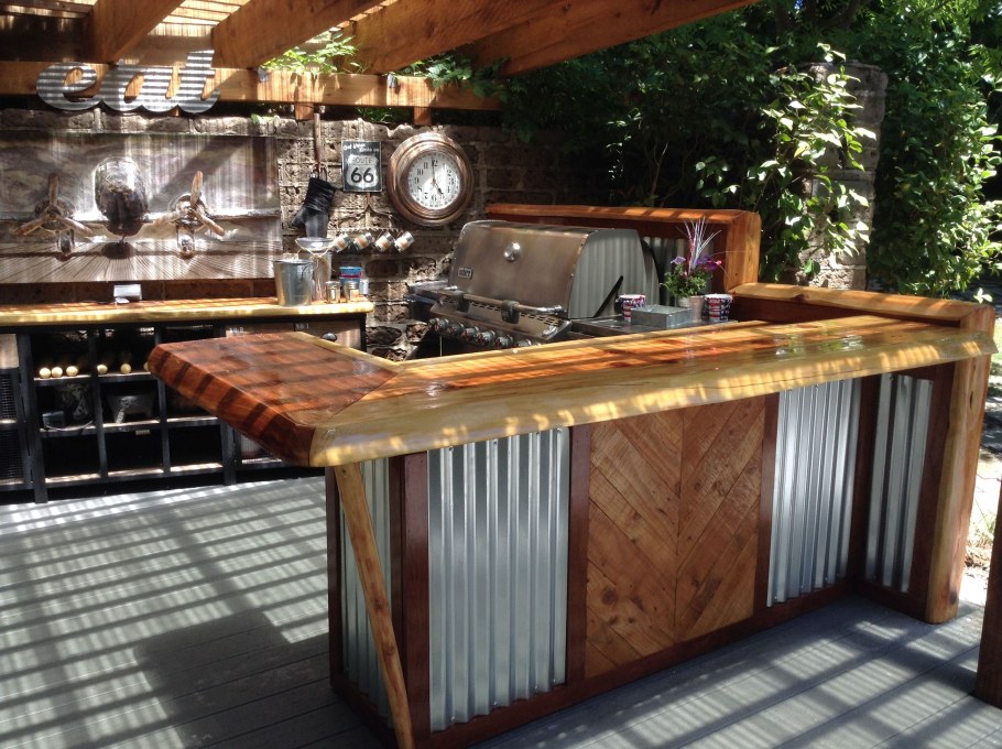 Дачная беседка с барной стойкой