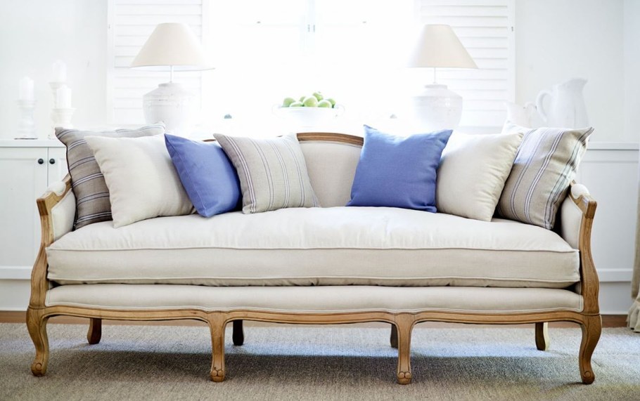 Диван с мягкими подушками