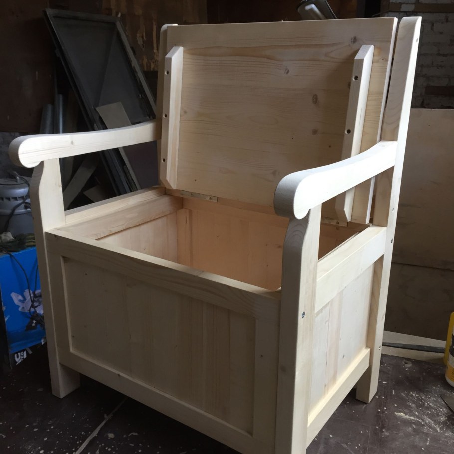 Кресло с ящиком для хранения