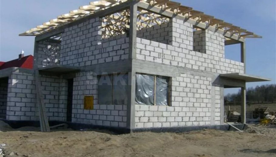 Двухэтажный дом с односкатной крышей и гаражом