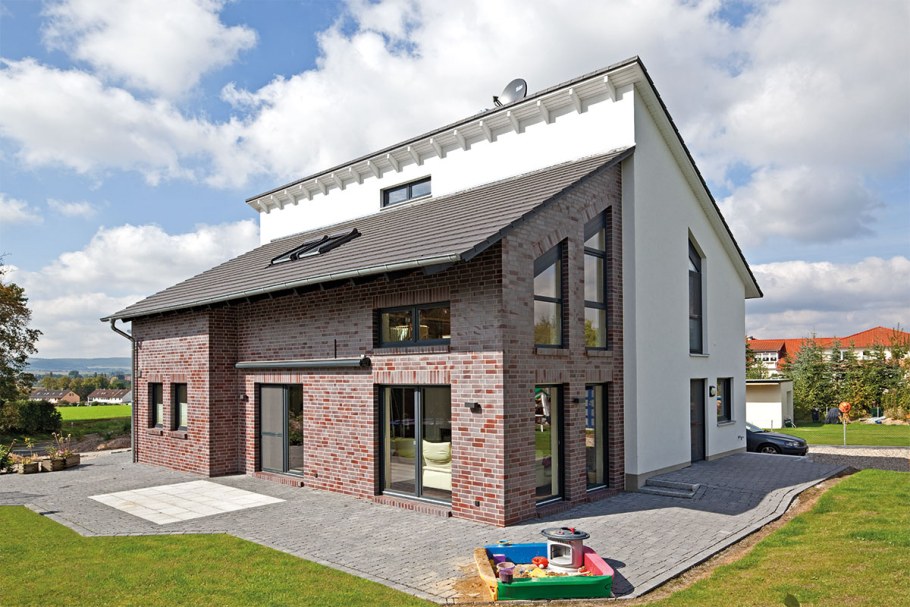 Двухэтажный гараж с плоской крышей