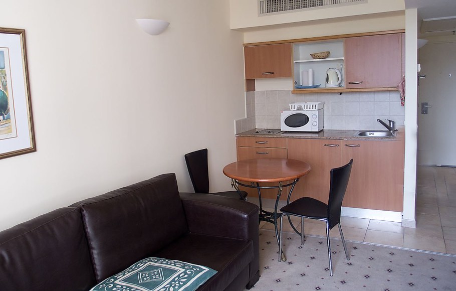 Маленькая кухня в гостинке