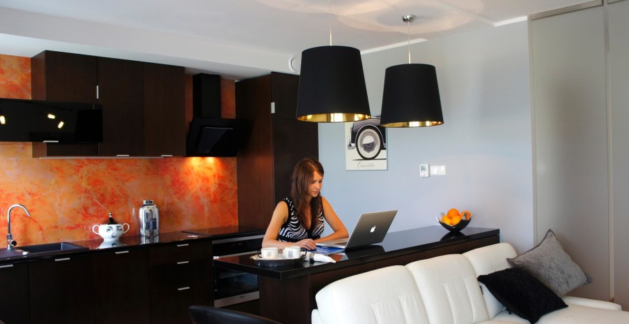 Кухня гостиная с барной стойкой