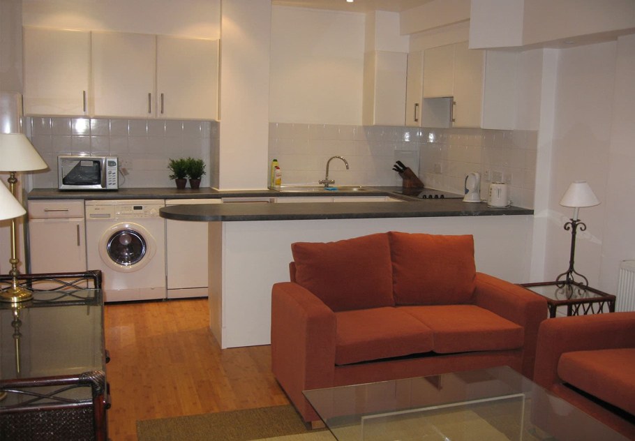 Барная стойка за диваном