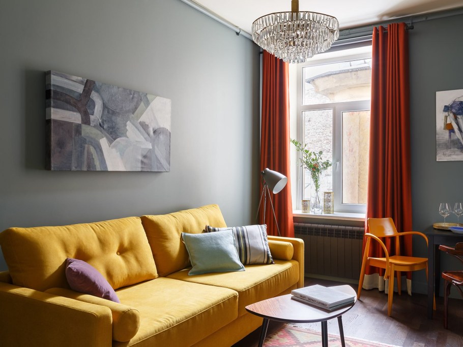 Желтый диван в интерьере гостиной