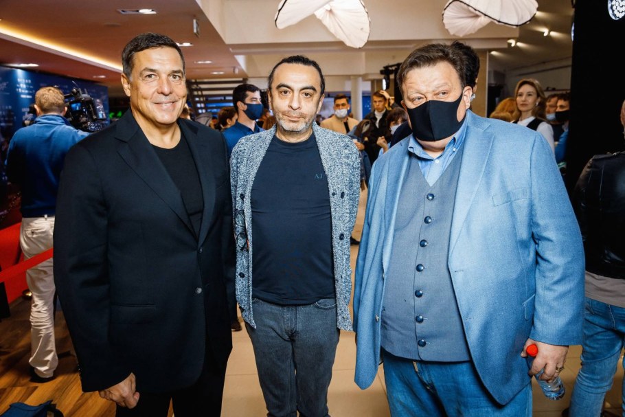 Дизайнер из квартирного вопроса с бритой головой